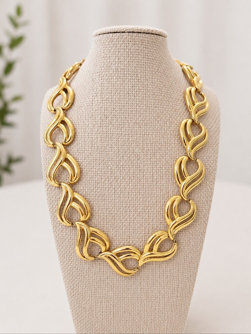 Heavy Gold Tone Heart Link Statement Necklace – Unsigned Vintage 16 Inch.